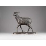 FEINE HIRSCH-DARSTELLUNG Japan, um 1900 Bronze, dunkel patiniert. H. 47,5 cm. Gemarkt. Min.