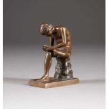 DEUTSCHER BILDPLASTIKERTätig um 1900Dornenauszieher Bronze, braun patiniert. H. 8 cm. Seitlich auf