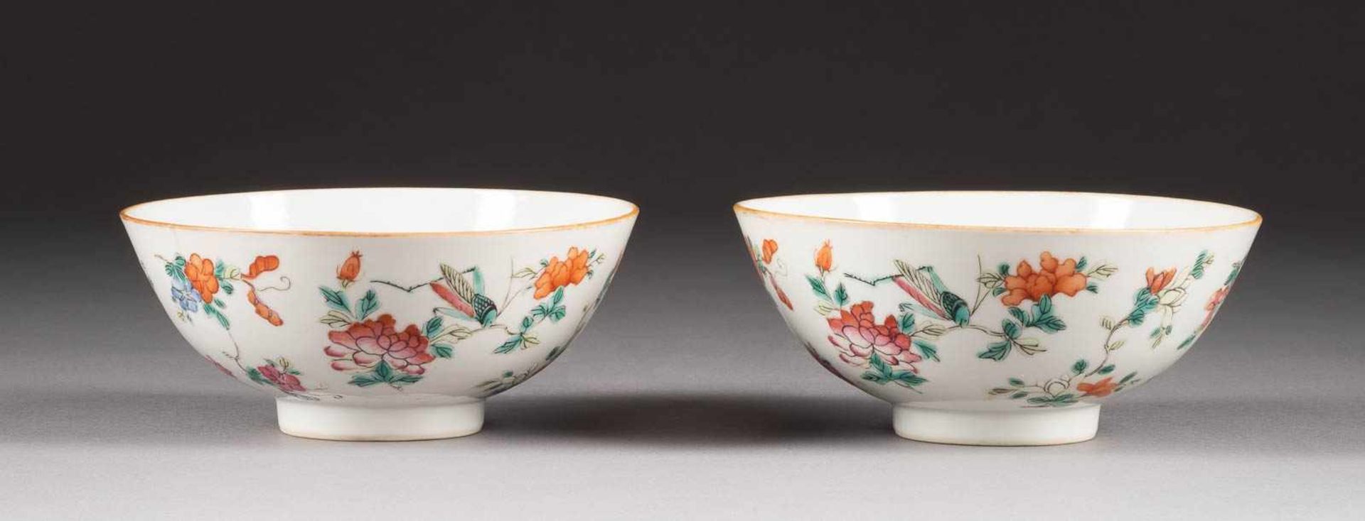 PAAR SCHALEN MIT FLORALDEKOR China, um 1900 Porzellan, polychromer Aufglasurdekor. D. 13,3 cm-13,4