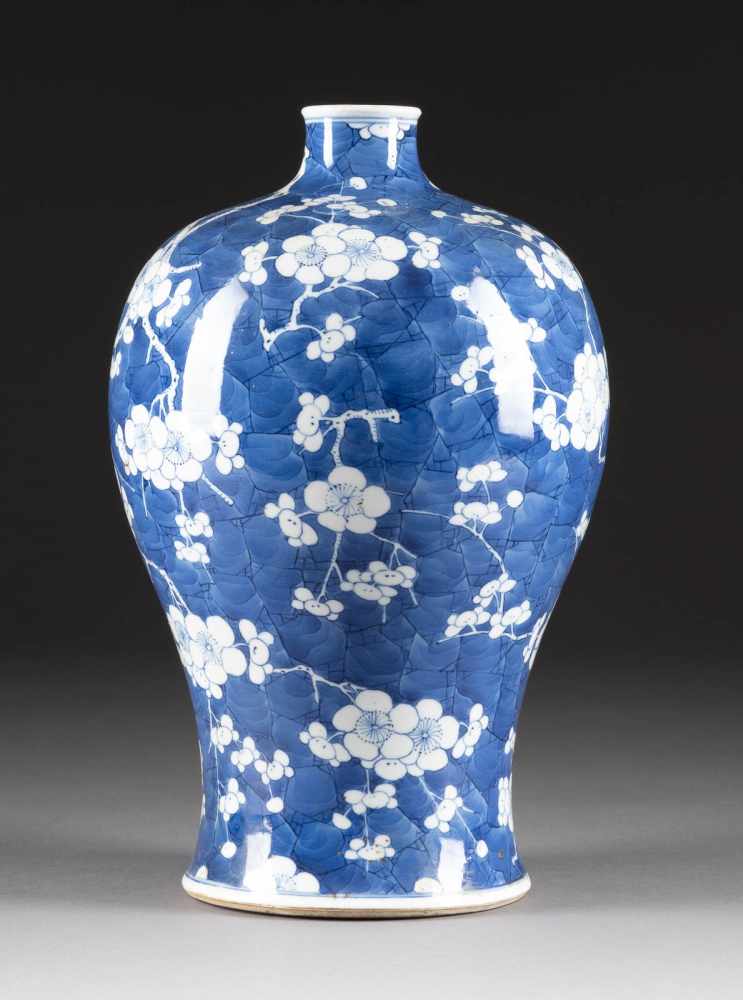 MEIPING-VASE MIT KIRSCHBLÜTENDEKOR China, 19. Jh. Porzellan, unterglasurblauer Dekor. H. 30,8 cm. Im