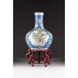 BODENVASE MIT FIGÜRLICHER SZENEN China, 20. Jh. Porzellan, polychrome Aufglasurbemalung. H. ca. 53