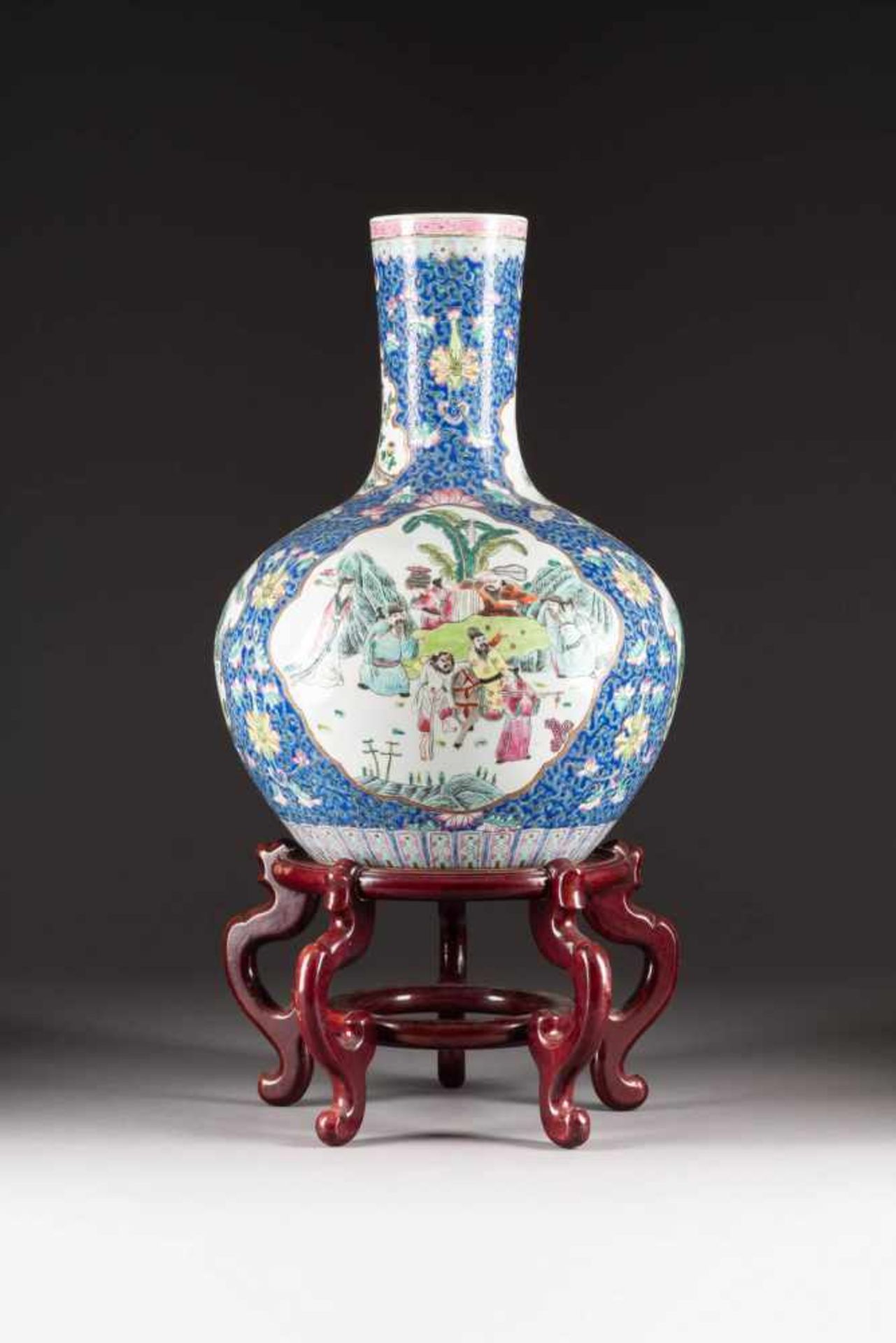 BODENVASE MIT FIGÜRLICHER SZENEN China, 20. Jh. Porzellan, polychrome Aufglasurbemalung. H. ca. 53