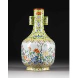 VASE MIT GARTENSZENE China, 18./19. Jh. Porzellan, polychrome Aufglasurbemalung. H. 28,3 cm. Im