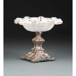 KLEINE BIEDERMEIER-TAZZA Deutsch, um 1840 Silver, gefüllt, weißes Alabasterglas, part. vergoldet. H.