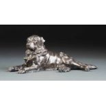 FIGUR EINES HUNDES Krefeld, Kayserzinn, um 1900 Zinn, versilbert. L. 25 cm. Punziert mit