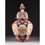 SECHSPASSIGE DECKELVASE Japan, um 1900 Imari-Porzellan, craqulierte Glasur, part. Goldstaffage. H.