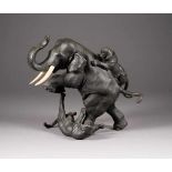 BRONZESKULPUR: KAMPF ZWISCHEN TIGERN UND ELEFANT Japan, um 1900 Bronze, dunkel patiniert, Geweih. H.