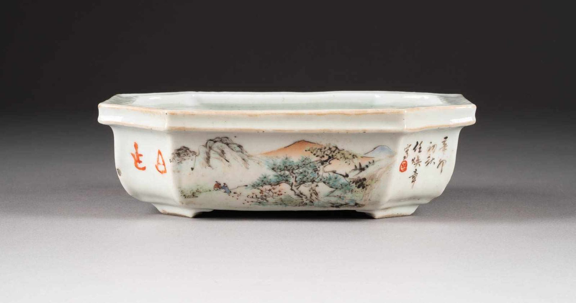 ACHTPASSIGE SCHALE China, um 1900 Porzellan, polychrome Aufglasurbemalung. 6,7 cm x 21,1 cm x 15,9