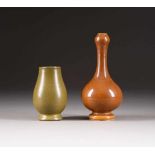 ZWEI VASEN China, 19. Jh. und 20. Jh. Porzellan. H. 12,8 cm-20,7 cm. Vase mit Teadust-Glasur: H.