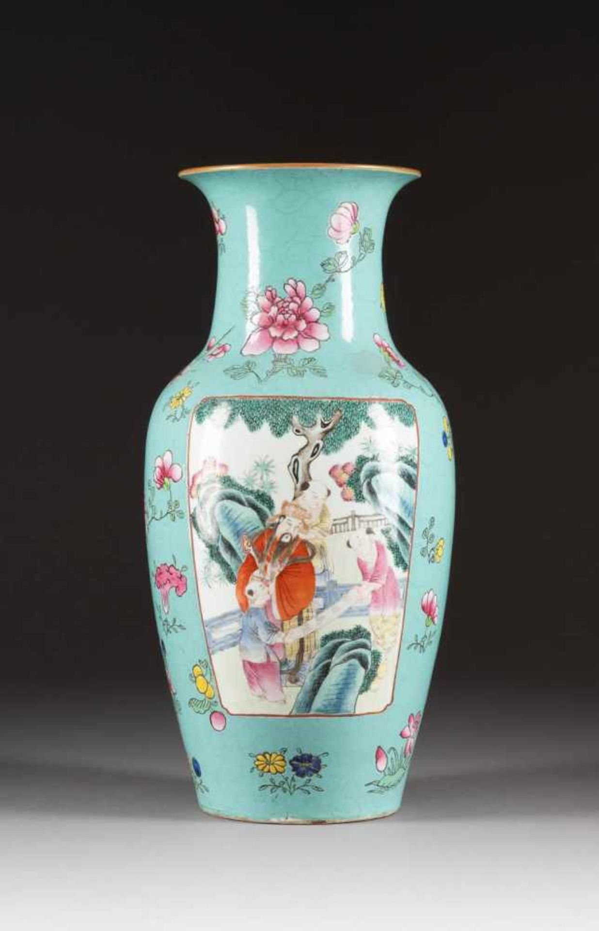 VASE MIT UNSTERBLICHEN- UND KNABENDEKOR China, um 1900 Porzellan, poylchrome Aufglasurbemalung. H.