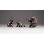 DREI TIERFIGUREN Japan, um 1900 Bronze, dunkel patiniert. H. 6,7 cm-13,3 cm. Part. min. best.,