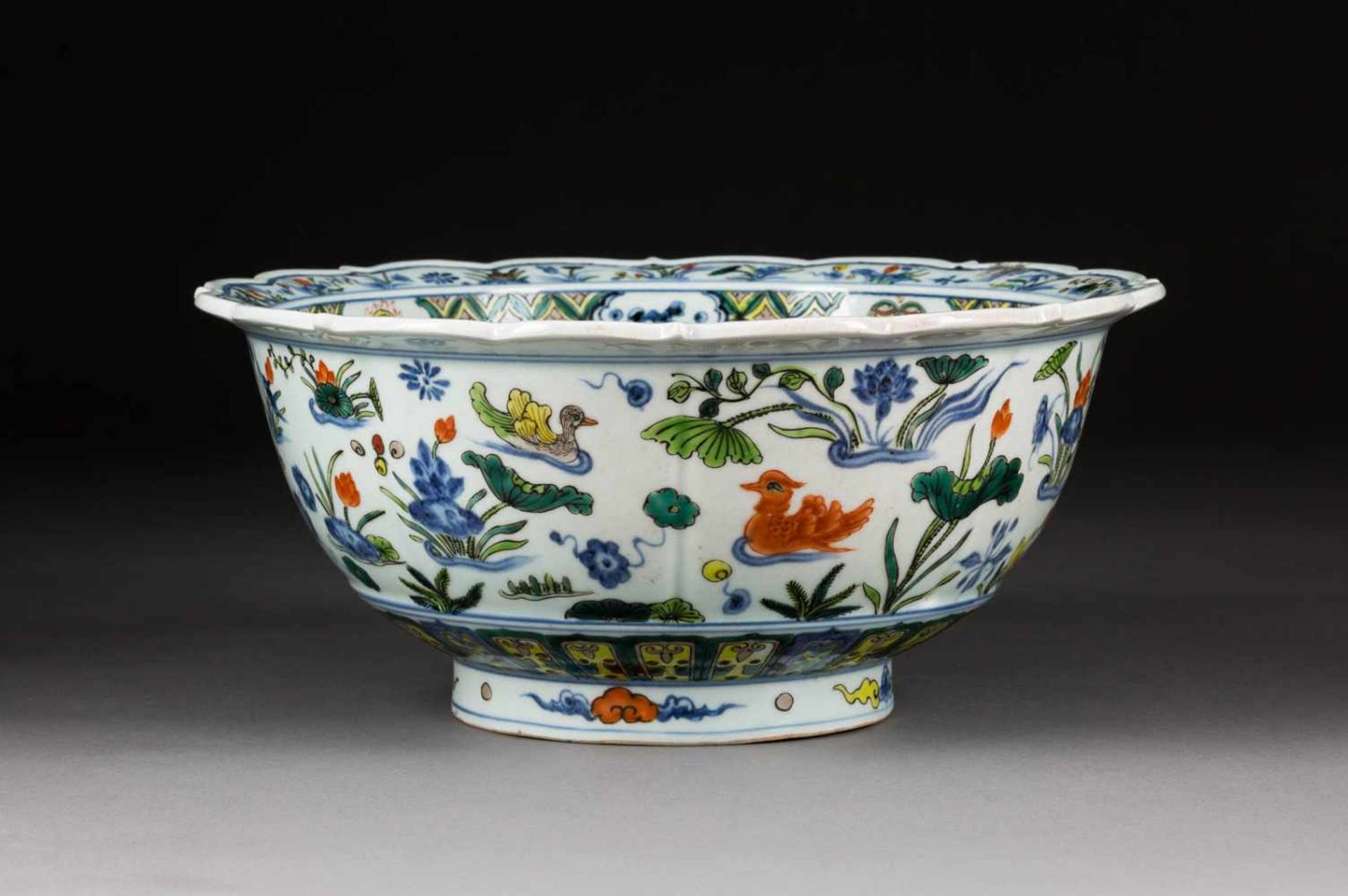 DOUCAI-SCHALE MIT GARTENSZENEN China, 20. Jh. Porzellan, polychrome Aufglasurbemalung,