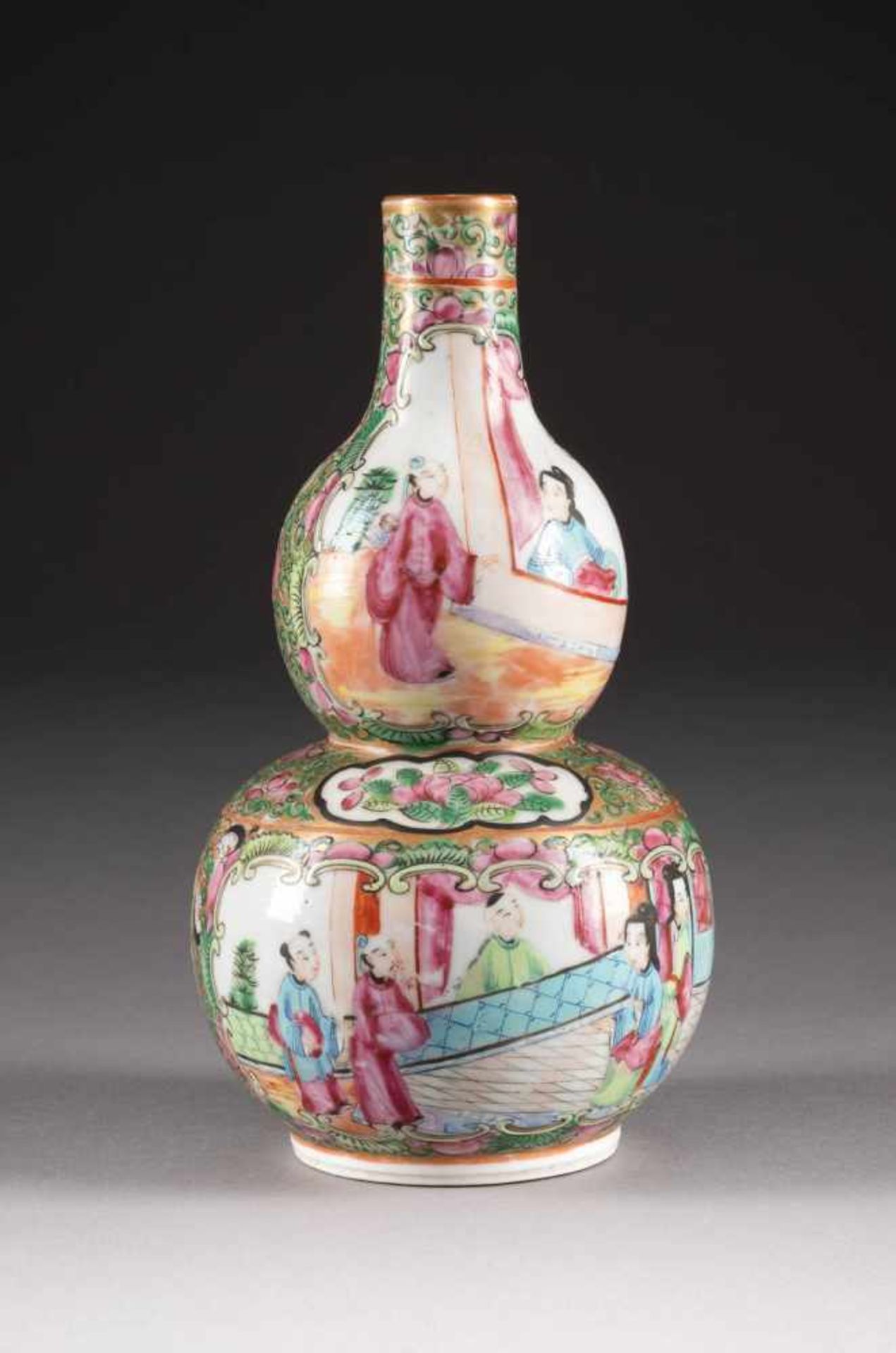 KANTON-VASE IN DOPPELKÜRBISFORM China, um 1900 Porzellan, polychrome Aufglasurbemalung,