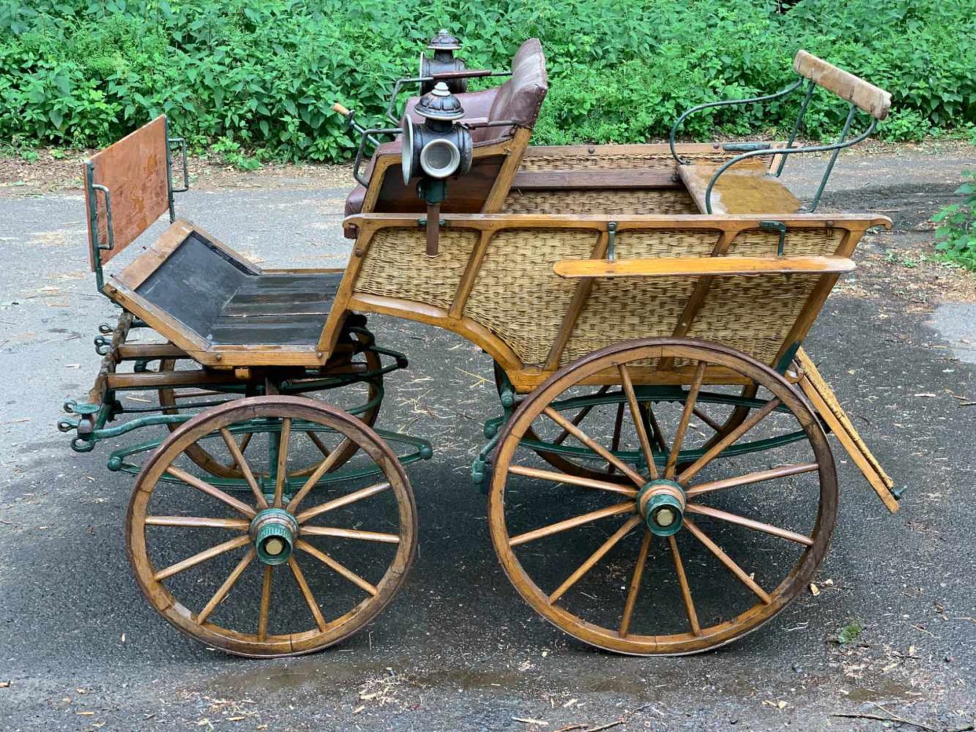 ELEGANTE PFERDE-KUTSCHE Deutsch, um 1900 Holz, Metall, Korbgeflecht, Lederbezug. Breite: 167 cm (mit - Bild 2 aus 6