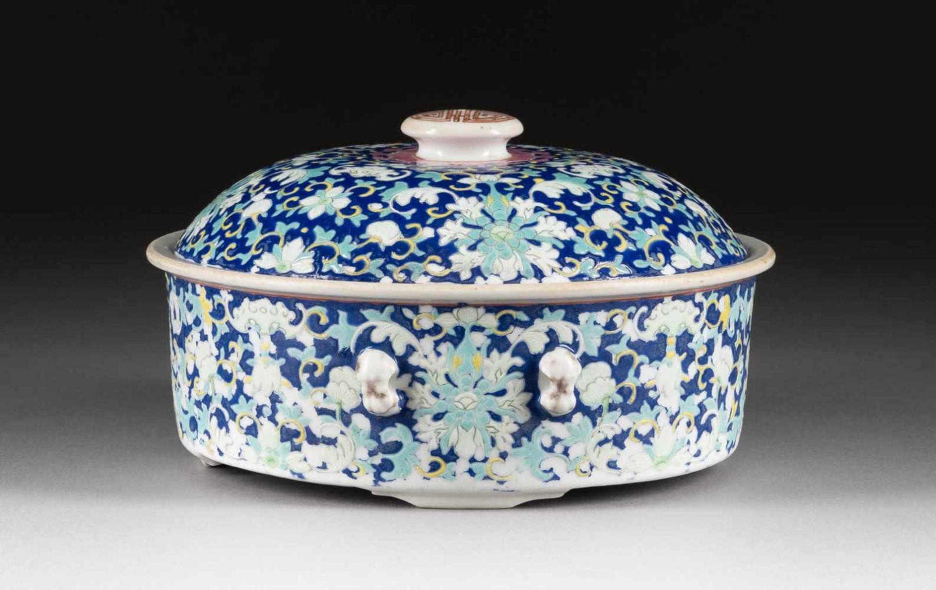 TERRINE MIT GLÜCKSYMBOLEN China, um 1900 Porzellan, polychrome Aufglasurbemalung. H. 13 cm.