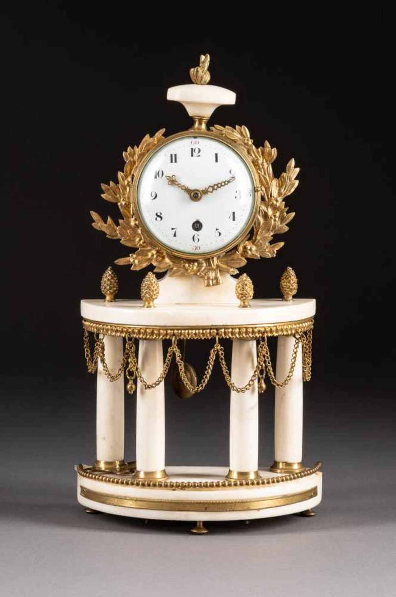 KLEINE LOUIS XVI.- PENDULE Frankreich, um 1790 Bronze, Alabaster. H. 35 cm. Architektonisch