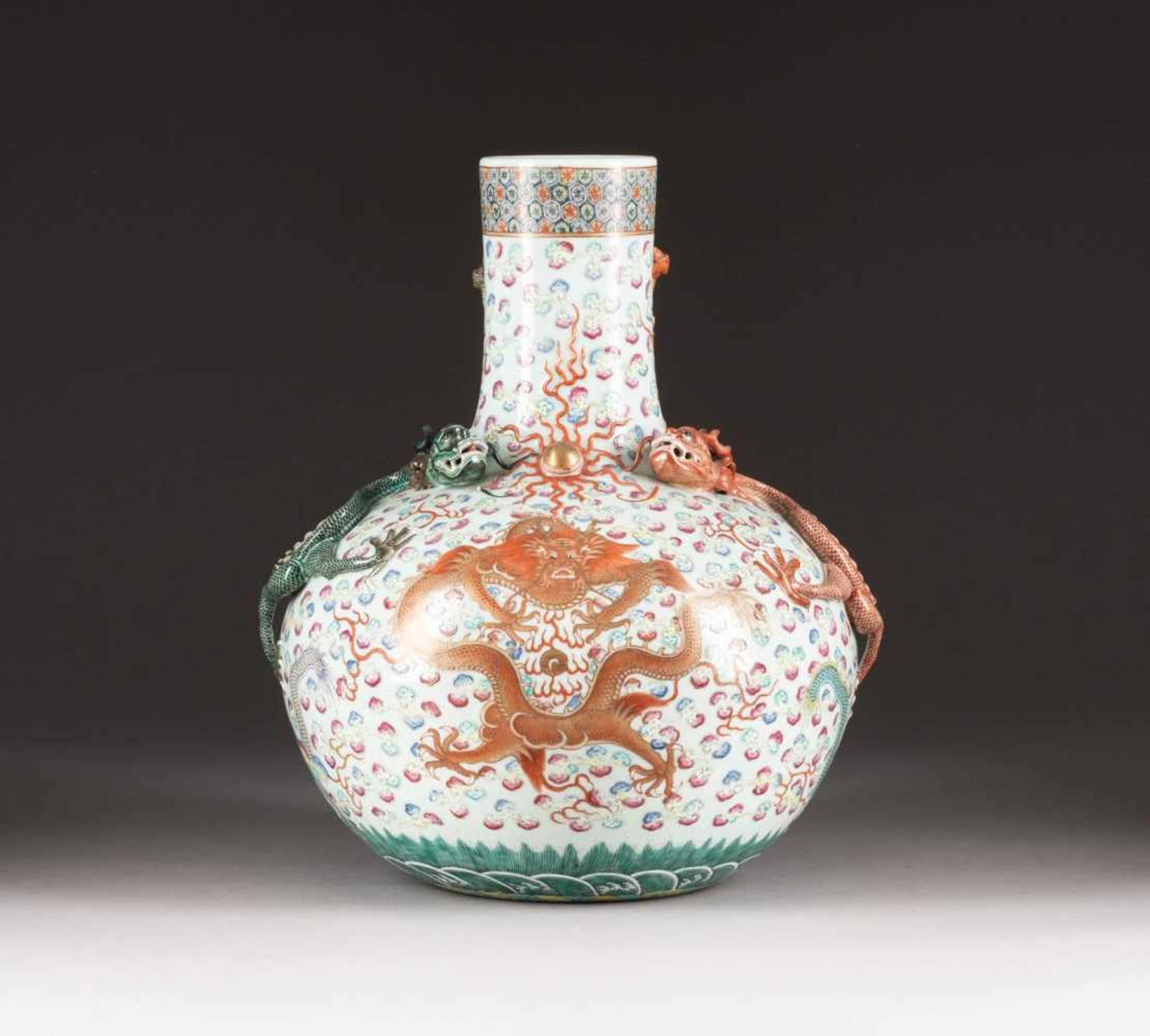 VASE MIT RELIEFIERTEM DRACHENDEKOR China, wohl Republik-Zeit Porzellan, polychrome