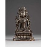 SITZDENDER BODHISATTVA China, 18./19. Jh. Bronze, dunkel patiniert. H. 21,2 cm. Besch., alte