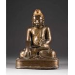 SITZENDER BUDDHA: SHAKYAMUNI Thailand, 18./19. Jh. Bronze, braun patiniert, part. vergoldet. H.