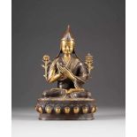 SITZDENDER LAMA Tibet/Nepal, 19./20. Jh. Bronze, part. braun patiniert. H. 35,5 cm. Lama im