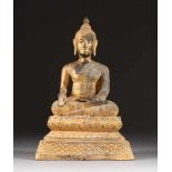 SITZENDER BUDDHA-SHAKYMUNI Thailand, um 1900 Bronze, vergoldet. H. 32,6 cm. Best., ber.,