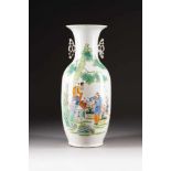 BODENVASE MIT FIGÜRLICHER DARSTELLUNG China, Anfang 20. Jh. Porzellan, polychrome Aufglasurbemalung.