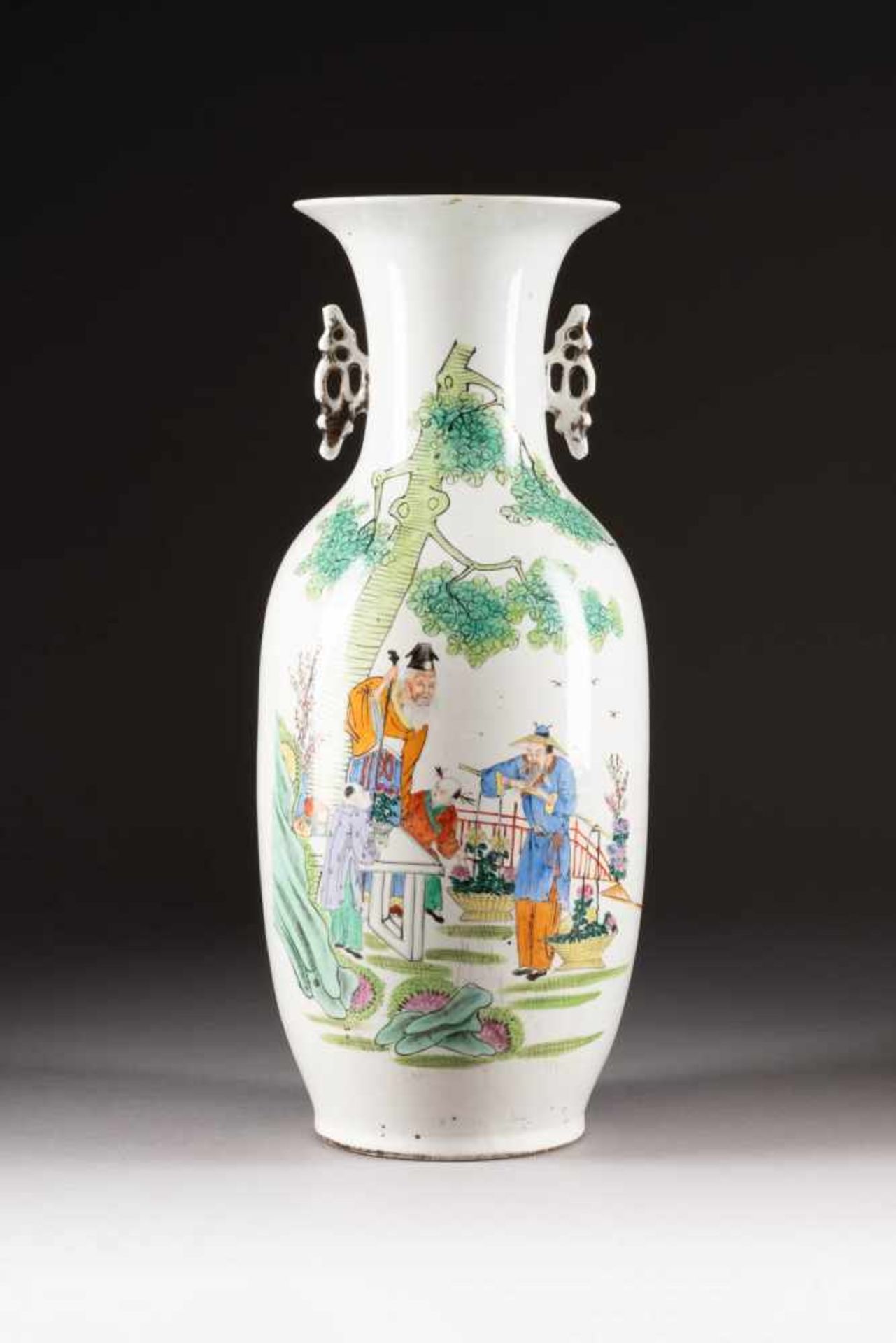 BODENVASE MIT FIGÜRLICHER DARSTELLUNG China, Anfang 20. Jh. Porzellan, polychrome Aufglasurbemalung.