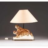 LAMPE MIT FAUCHENDEM TIGERPAAR Deutsch, Sitzendorf, 1. Hälfte 20. Jh. Keramik, polychrom gefasst,