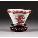 SCHALE MIT LINGZHI-DEKOR IM RELIEF China, Qing-Dynastie Porzellan, part. Peach blossom-Glasur. H.