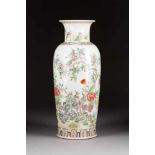 VASE MIT GARTENSZENE China, 20. Jh. Porzellan, polychrome Aufglasurbemalung. H. 44 cm. Im Boden