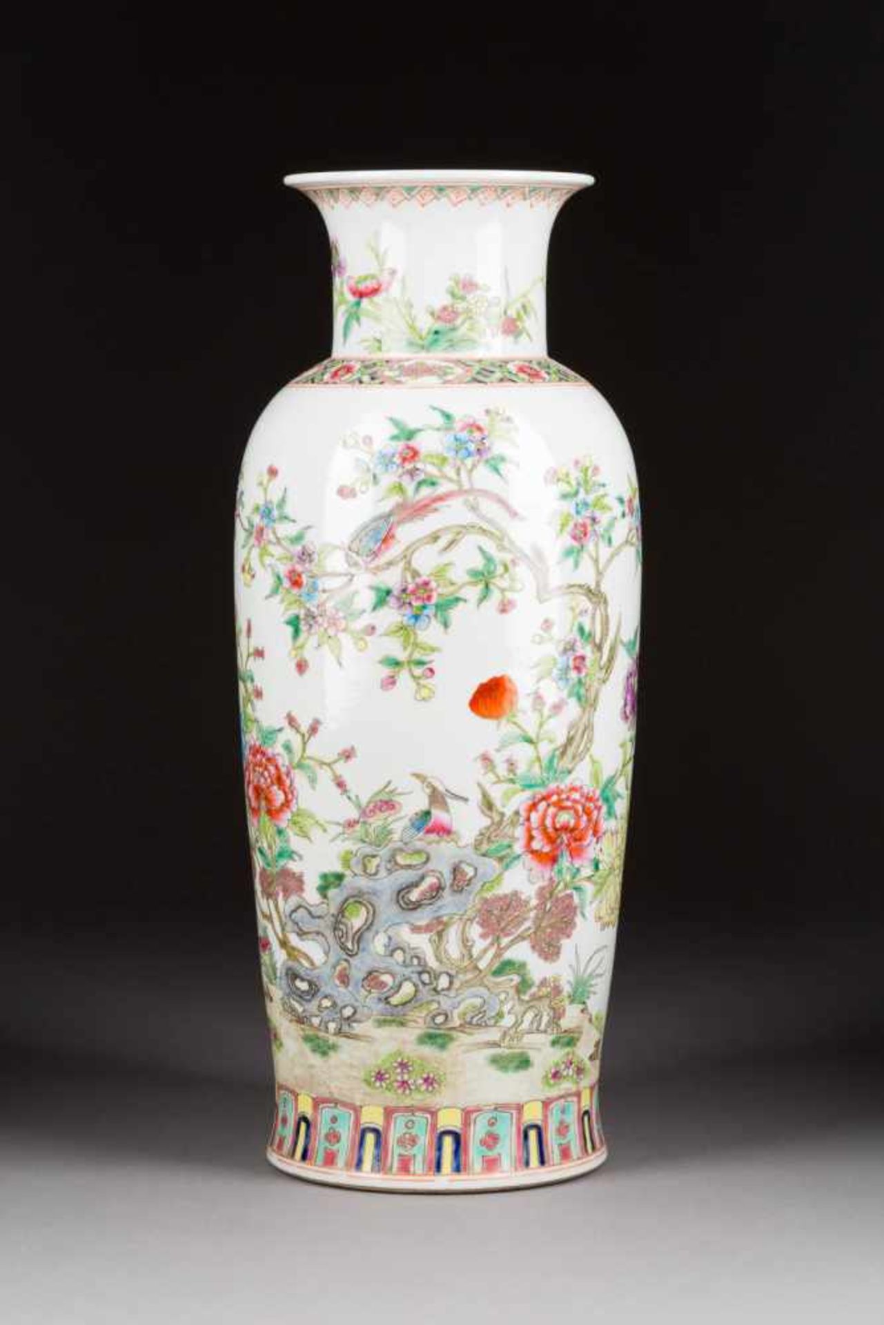 VASE MIT GARTENSZENE China, 20. Jh. Porzellan, polychrome Aufglasurbemalung. H. 44 cm. Im Boden