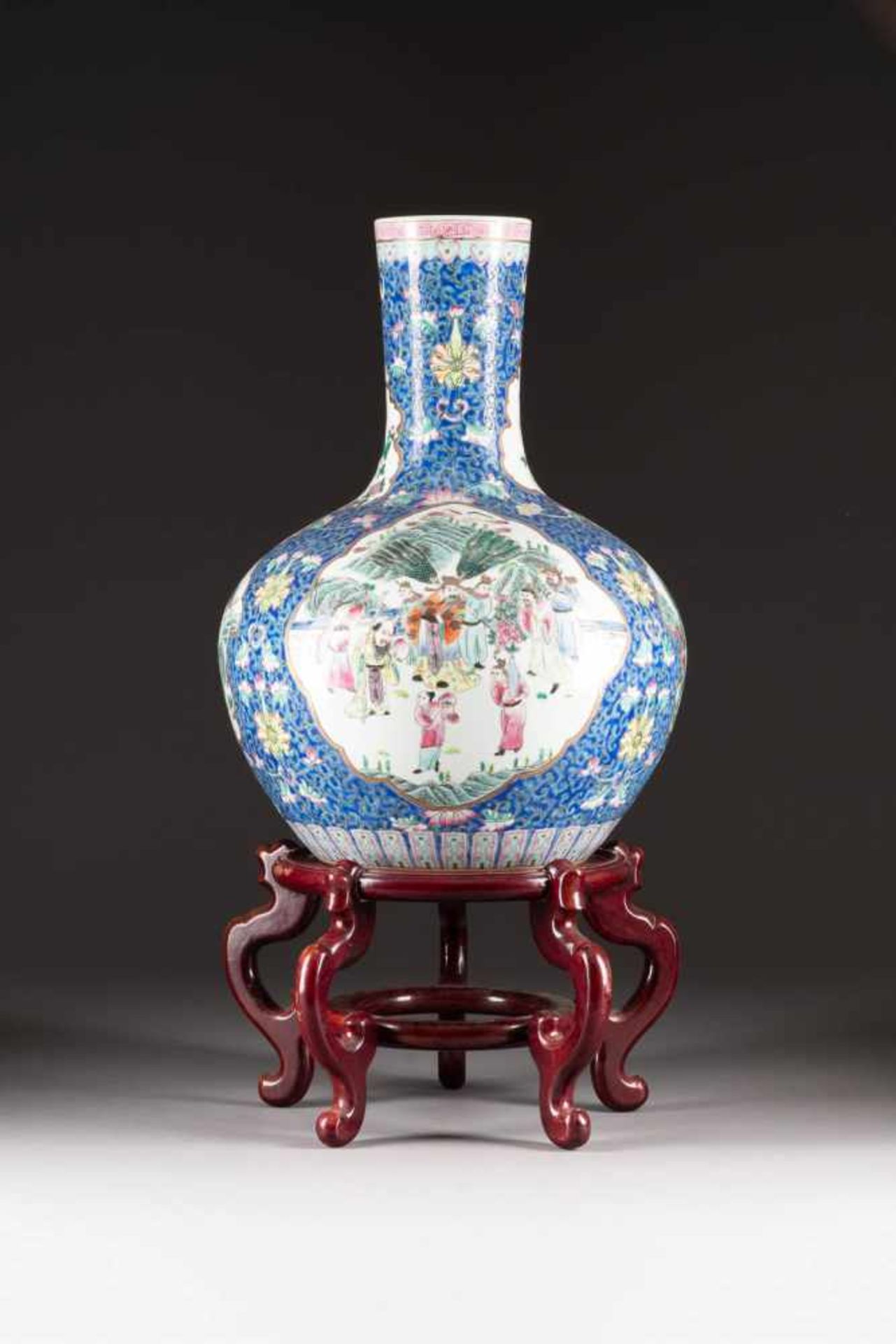 BODENVASE MIT FIGÜRLICHER SZENEN China, 20. Jh. Porzellan, polychrome Aufglasurbemalung. H. ca. 53 - Bild 2 aus 3