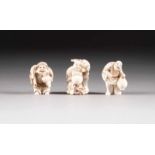 DREI NETSUKE Japan, um 1900 Elfenbein. H. 4,2 cm-4,5 cm. Signiert, u.a. 'Gyokusho'. Min.