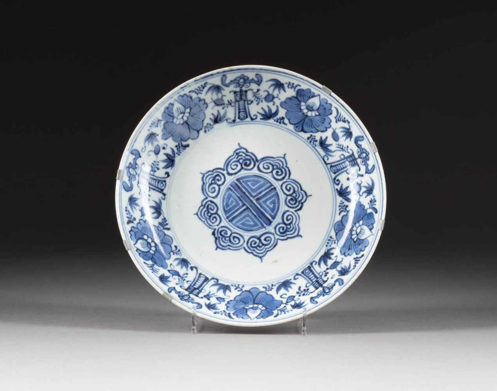 TELLER MIT GLÜCKSSYMBOLEN China, um 1800 Porzellan, unterglasurblaue Bemalung. D. 23,8 cm. Part.