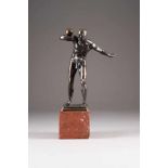 OTTO SCHMIDT-HOFER1873 Berlin - 1925 ebendaKugelstoßer Bronze, braun patiniert, roter Marmor.