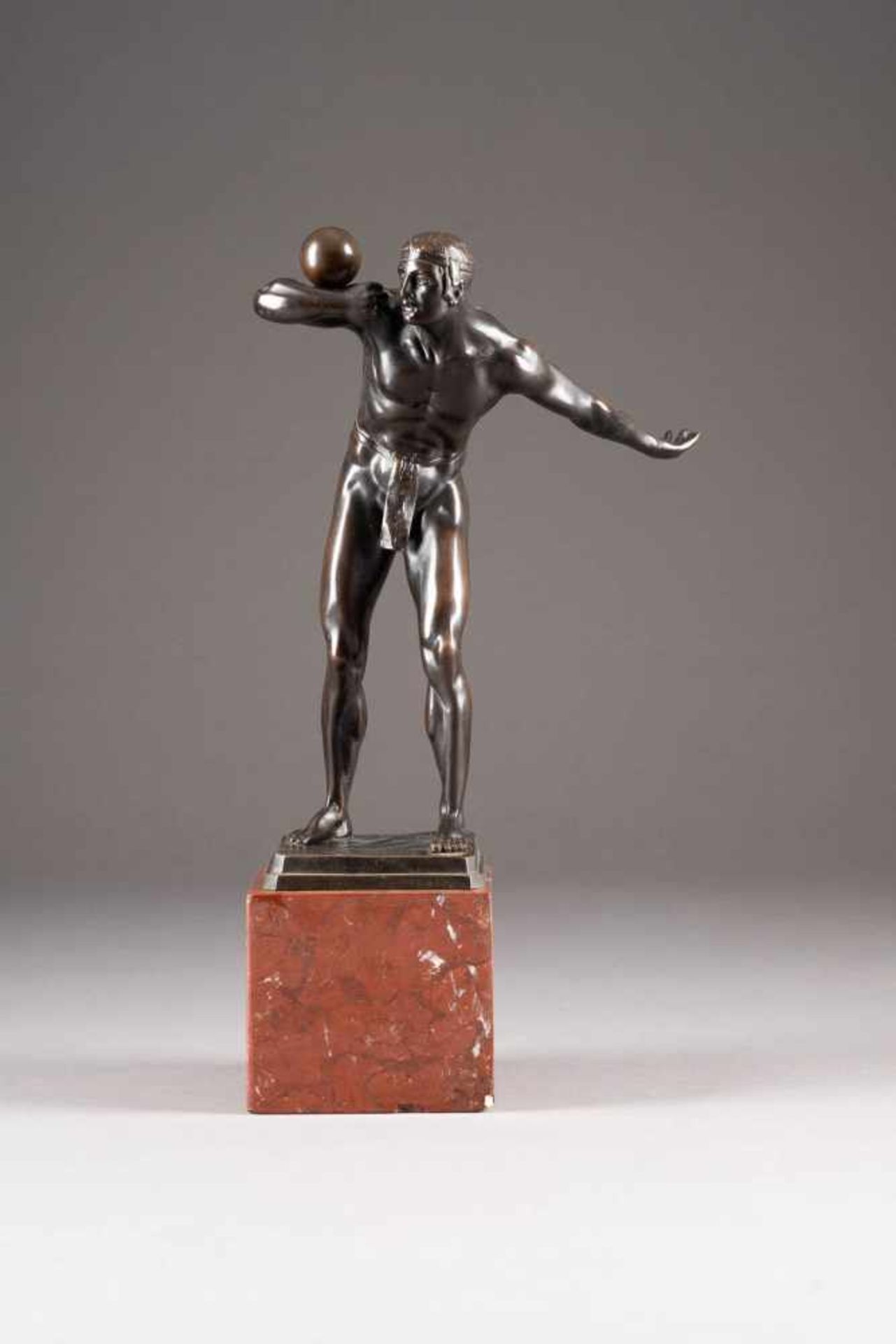 OTTO SCHMIDT-HOFER1873 Berlin - 1925 ebendaKugelstoßer Bronze, braun patiniert, roter Marmor.