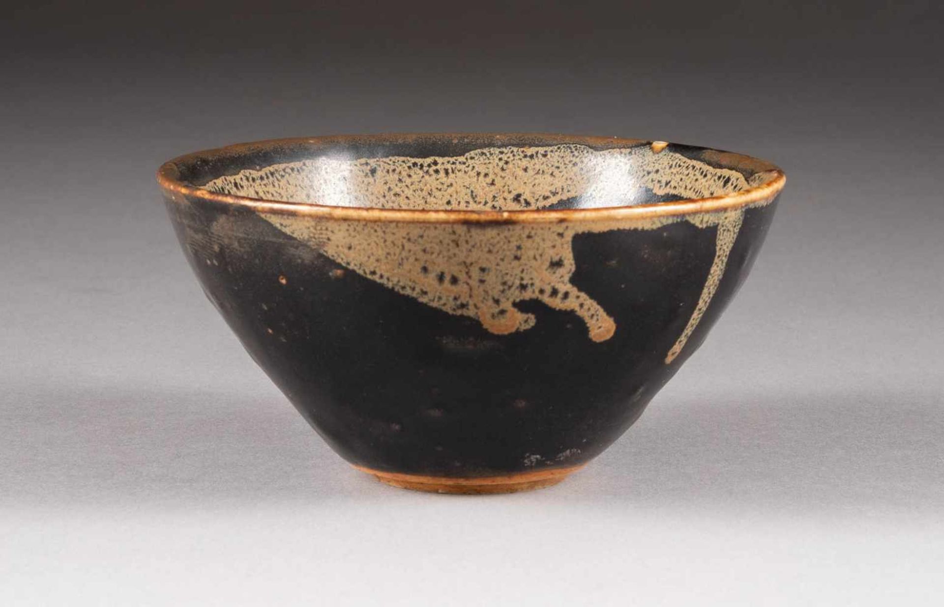 TEESCHALE MIT FABELWESEN Japan/Korea (?), 19. Jh. oder früher Keramik, schwarz-braune Glasur. H. 6,8