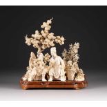 ELFENBEINFIGUREN China, um 1900 Elfenbein, geschnitzt. Ges.-H. ca. 40 cm. Li Shizhen und ein Bauer