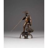 DARSTELLUNG EINES FISCHERS Japan, um 1900 Bronze, dunkel patiniert. H. 27,5 cm. Figur auf felsen-