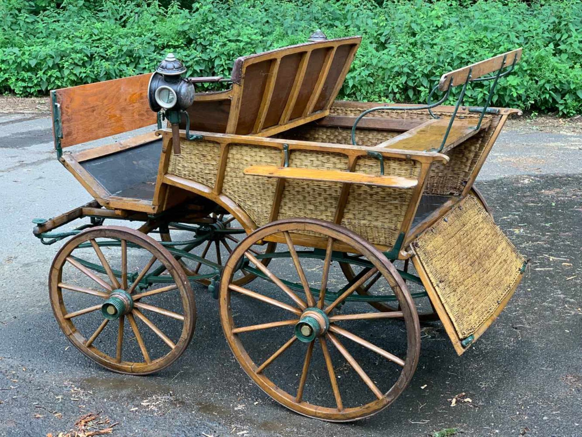 ELEGANTE PFERDE-KUTSCHE Deutsch, um 1900 Holz, Metall, Korbgeflecht, Lederbezug. Breite: 167 cm (mit