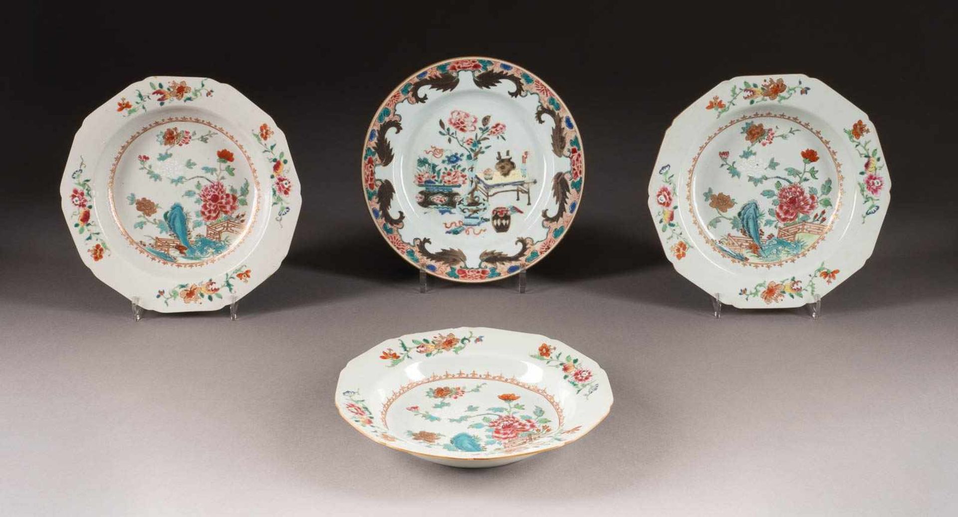 VIER FAMILLE ROSE-SCHALEN China, 18. Jh. Porzellan, polychrome Aufglasurbemalung, part.