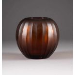 KUGELIGE VASE Böhmen, Karlsbad, Moser, in der Art von Josef Hoffmann, 20. Jh. Bernsteinfarbenes