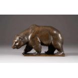 HANS ISCHINGER1891 München - 1927 ebendaBär Bronze, braun patiniert. H. 16 cm, L. 27 cm. Auf der