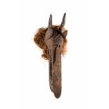 ZOOMORPHE SENUFO MASKE Elfenbeinküste/Mali, Afrika, 2. Hälfte 20. Jh. Holz, Pflanzenfaser, Metall,