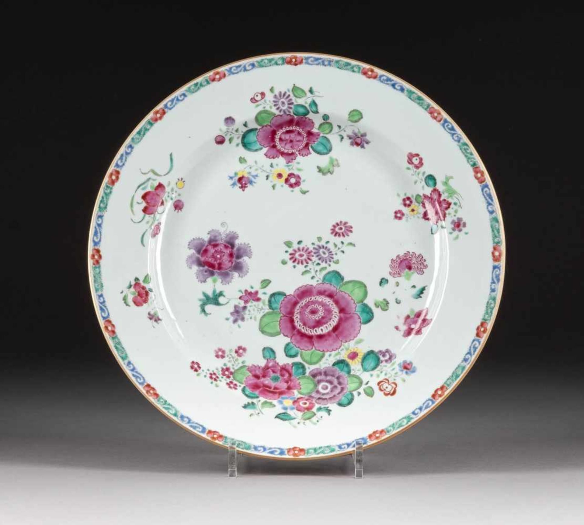 FAMILLE ROSE-SCHALE MIT FLORALDEKOR China, 18. Jh. Porzellan, Aufglasurbemalung. D. 35 cm. Part.