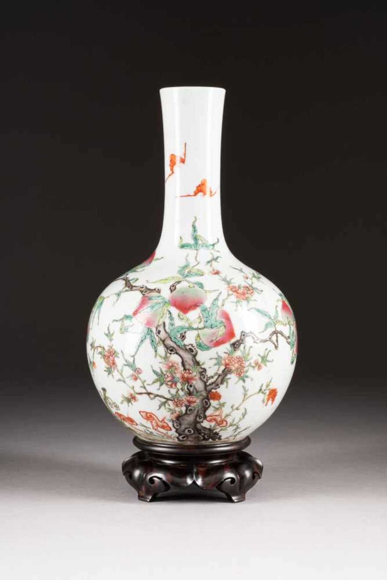 VASE MIT NEUN PFIRSICHEN China, 20. Jh. Porzellan, polychrome Aufglasurbemalung. H. 33 cm. Im