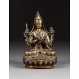 DARSTELLUNG EINES BUDDHISTISCHEN LAMA Tibet, frühes 19. Jh. Bronze, braun patiniert. H. 17 cm. Im