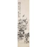 TUSCHEMALEREI MIT CHRYSANTHEMENDARSTELLUNG China, 20. Jh. Tusche. 128 cm x 33 cm, R. 143 cm x 46 cm.