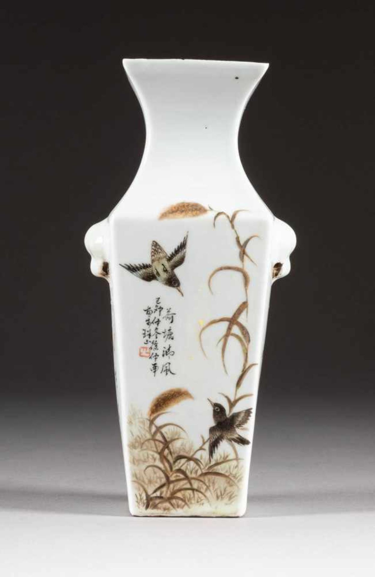 KLEINE ECKIGE VASE MIT VOGELDEKOR China, 20. Jh. Porzellan, polychrome Aufglasurbemalung. H. 25,9