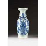 BODENVASE MIT PHÖNIXDEKOR China, um 1900 oder später Porzellan, Seladon-Glasur, unterglasurblaue